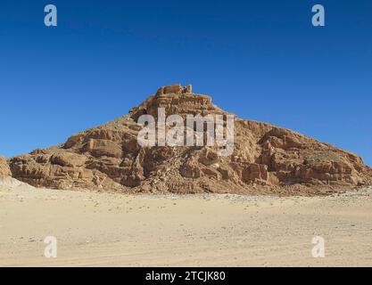 Erodierte Felsen, Berglandschaft im südlichen Sinai zwischen Ain Khudra und Nuwaiba, Ägypten *** rocce erose, paesaggio montano nel Sinai meridionale tra Ain Khudra e Nuwaiba, Egitto Foto Stock