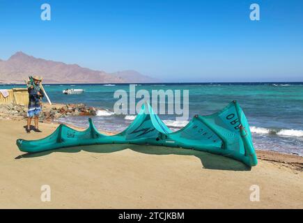 Kitesurfer, Küste, Strand, al Asalah Beach, Dahab, golf von Akaba, Rotes Meer, Sinai, Ägypten *** Kitesurfer, Costa, spiaggia di al Asalah, Dahab, Golfo di Aqaba, Mar Rosso, Sinai, Egitto Foto Stock