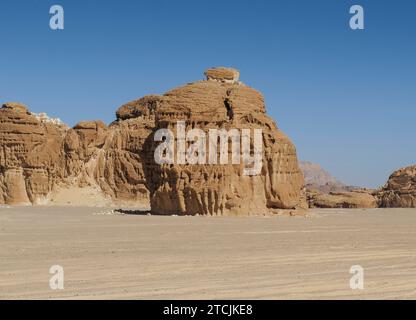 Erodierte Felsen, Berglandschaft im südlichen Sinai zwischen Ain Khudra und Nuwaiba, Ägypten *** rocce erose, paesaggio montano nel Sinai meridionale tra Ain Khudra e Nuwaiba, Egitto Foto Stock