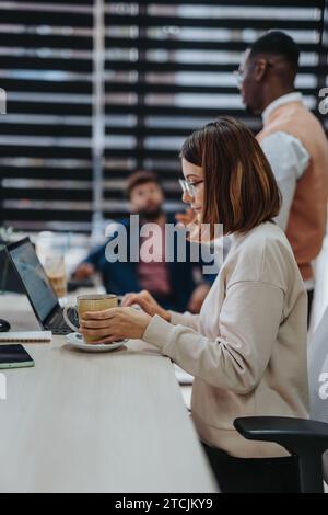 Un team aziendale collabora all'espansione globale e alla crescita sostenibile negli uffici moderni. Analizzano le statistiche finanziarie e innovano per il successo. Foto Stock