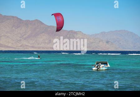 Kitesurfer, Küste, al Asalah Beach, Dahab, Golf von Akaba, Rotes Meer, Sinai, Ägypten *** Kitesurfer, Coast, al Asalah Beach, Dahab, Golfo di Aqaba, Mar Rosso, Sinai, Egitto Foto Stock