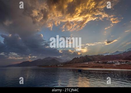 Sonnenuntergang über den Bergen des Sinai bei Dahab, Ägypten *** tramonto sulle montagne del Sinai vicino a Dahab, Egitto Foto Stock