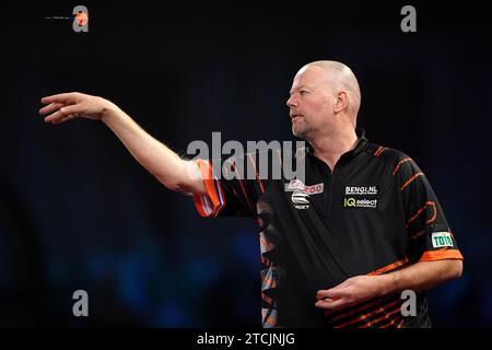 Foto del file datata 20-12-2022 di Raymond van Barneveld, che sogna di vincere un'altra corona del Campionato del mondo 25 anni dopo il suo storico primo. Data di emissione: Mercoledì 13 dicembre 2023 Foto Stock