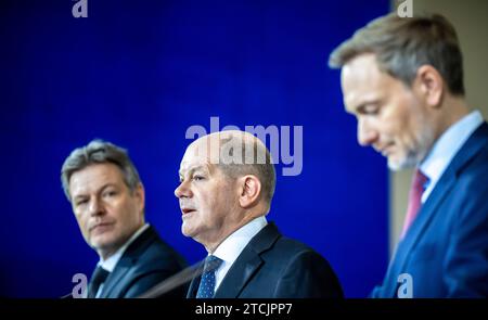 Berlino, Germania. 13 dicembre 2023. Robert Habeck (l-r, Alliance 90/The Green), Ministro federale dell'economia e della protezione del clima, Cancelliere federale Olaf Scholz (SPD) e Christian Lindner (FDP), Ministro federale delle Finanze, rilasciano una dichiarazione stampa sull'accordo per il bilancio federale 2024 alla Cancelleria federale. Crediti: Michael Kappeler/dpa/Alamy Live News Foto Stock