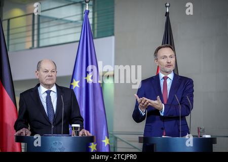 Berlino, Germania. 13 dicembre 2023. Il Cancelliere federale Olaf Scholz (l, SPD) e Christian Lindner (FDP), Ministro federale delle Finanze, rilasciano una dichiarazione stampa sull'accordo per il bilancio federale 2024 presso la Cancelleria federale. Crediti: Kay Nietfeld/dpa/Alamy Live News Foto Stock