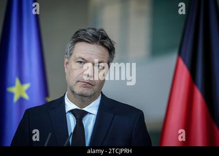 Berlino, Germania. 13 dicembre 2023. Robert Habeck (Alleanza 90/Verdi), ministro federale dell'economia e della protezione del clima, fa una dichiarazione stampa sull'accordo per il bilancio federale 2024 presso la Cancelleria federale. Crediti: Kay Nietfeld/dpa/Alamy Live News Foto Stock