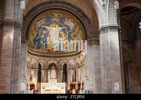 Parigi, Francia. 1° luglio 2022. Bella immagine dell'altare e della volta affrescata della basilica del Sacro cuore. Foto Stock