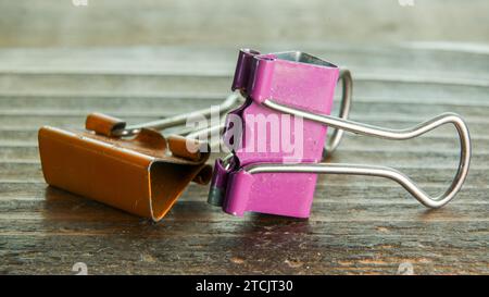 Macro da clip per ufficio arancioni e viola Foto Stock