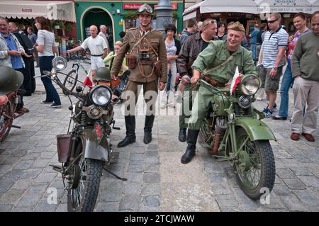 1930s Sokol 1000, motociclette polacche, uomini in uniforme militare polacca, ai veicoli del raduno polacco interbellico, a Rynek (Piazza del mercato) a Breslavia, bassa Slesia, Polonia Foto Stock