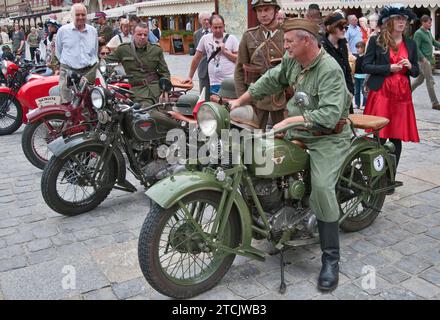 1930s Sokol 1000, motociclette polacche, uomini in uniforme militare polacca, ai veicoli del raduno polacco interbellico, a Rynek (Piazza del mercato) a Breslavia, bassa Slesia, Polonia Foto Stock