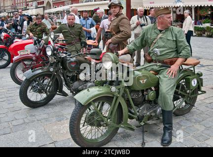 1930s Sokol 1000, motociclette polacche, uomini in uniforme militare polacca, ai veicoli del raduno polacco interbellico, a Rynek (Piazza del mercato) a Breslavia, bassa Slesia, Polonia Foto Stock