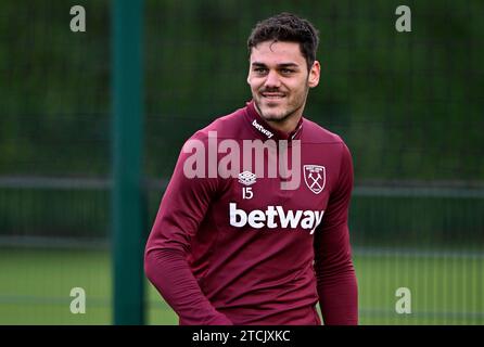 Romford, Regno Unito. 13 dicembre 2023. Dagenham East London 13 dicembre 2023. Emerson Palmieri (West Ham) durante la sessione di allenamento aperto del West Ham presso il campo di allenamento del West Ham, Romford. Crediti: MARTIN DALTON/Alamy Live News Foto Stock