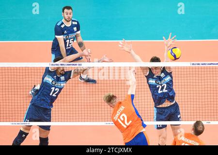 Nicolas Zerba, Bruno Lima (Argentina), Bennie Tuinstra (Paesi Bassi). Campionato del mondo di pallavolo 2022. Foto Stock