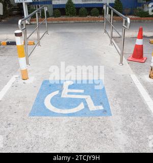 Parcheggio Disabili spot - infrastruttura di trasporto della segnaletica stradale. Foto Stock