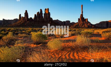 Splendida vista delle incredibili formazioni di arenaria nella famosa alba del Totem pole e delle dune di sabbia, Monument Valley, Arizona, Stati Uniti Foto Stock