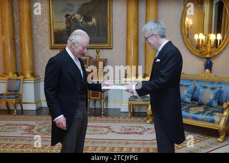 L'ambasciatore di Svezia, Stefan Gullgren, presenta le sue credenziali al re Carlo III durante un'udienza privata a Buckingham Palace, Londra. Data foto: Mercoledì 13 dicembre 2023. Foto Stock