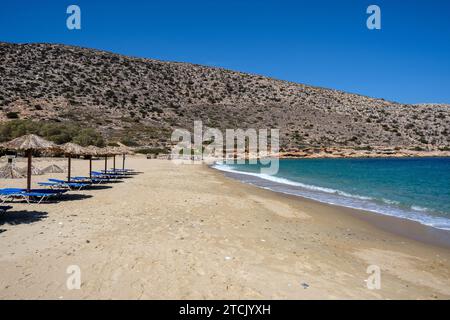 Agia Theodoti, Grecia - 14 settembre 2023 : turisti che si godono la splendida spiaggia di Agia Theodoti a iOS Grecia Foto Stock