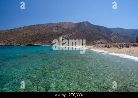 Agia Theodoti, Grecia - 14 settembre 2023 : turisti che si godono la splendida spiaggia di Agia Theodoti a iOS Grecia Foto Stock