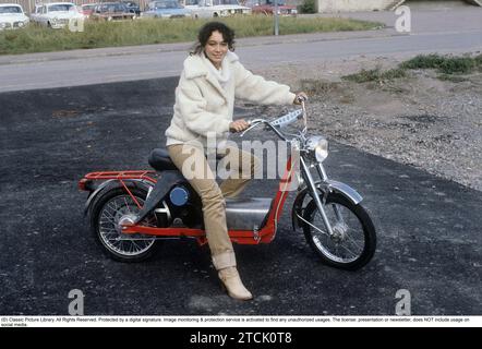 Björn Ortenheim. Ricercatore svedese, inventore. Nato il 30 luglio 1937 - 7 gennaio 2013. Pioniere nello sviluppo di veicoli elettrici in Svezia. La foto scattata nel 1978 quando il ciclomotore elettrico di Örtenheim è descritta come un'invenzione unica. La sua ragazza è seduta sul ciclomotore. Foto Stock