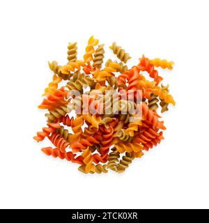 Un mucchio di pasta fusilli colorata su sfondo bianco. Formato quadrato. Vista dall'alto. Foto Stock