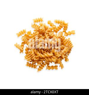 Un mucchio di fusilli di grano integrale su fondo bianco. Vista dall'alto. Formato quadrato. Foto Stock
