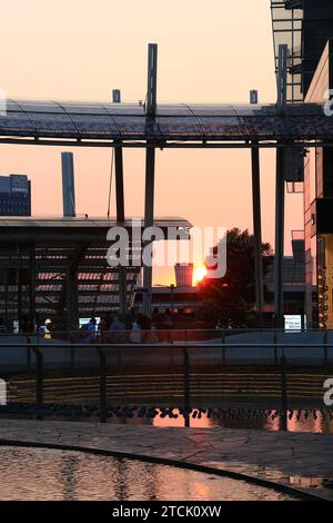 Milano, Italia. Un dettaglio del design moderno di piazza Gae Aulenti al tramonto nel quartiere porta nuova. Foto Stock