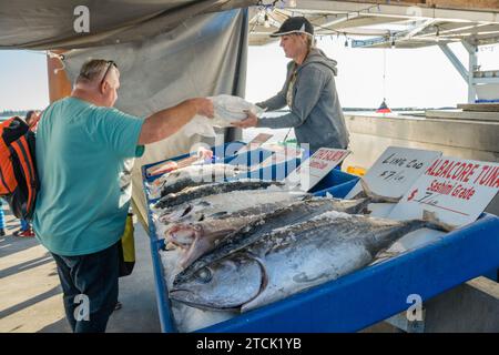 Steveston, Vancouver, British Columbia, Canada-7 ottobre 2023: Pescatori che vendono pesce fresco dalle loro barche al mercato del pesce pubblico. Foto Stock