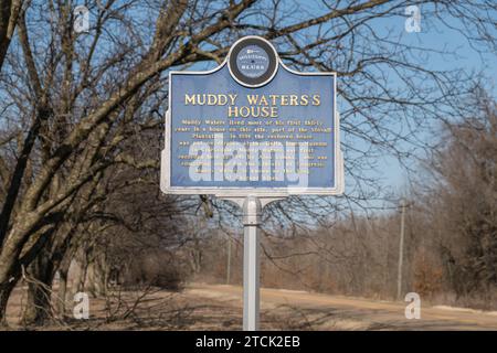 Clarksdale, MS, US-5 febbraio 2023: Segno distintivo del luogo di nascita dell'iconico musicista dei Delta Blues Muddy Waters. Foto Stock