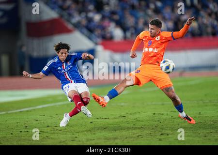 Tokohama, Giappone. 13 dicembre 2023. Matsubara Ken (L) di Yokohama F. Marios passa il pallone durante la partita del gruppo G tra la Cina Shandong Taishan e il giapponese Yokohama F. Marinos alla AFC Champions League 2023-2024 a Yokohama, in Giappone, il 13 dicembre 2023. Crediti: Zhang Xiaoyu/Xinhua/Alamy Live News Foto Stock