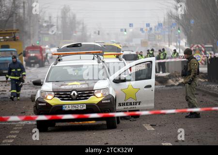 Kiev, Ucraina. 13 dicembre 2023. KIEV, UCRAINA - 13 DICEMBRE 2023 - i servizi di emergenza affrontano i danni causati dalla caduta di detriti missilistici su Voskresenskyi Avenue, Kiev, capitale dell'Ucraina. Mercoledì sera, 13 dicembre, le truppe russe lanciarono missili balistici 48Í6 dal sistema missilistico S-400 nella capitale Ucraina. Tutti e 10 i proiettili sono stati intercettati dai sistemi di difesa aerea ucraini. Come riportato, 53 persone hanno subito ferite. Venti persone, tra cui due bambini, sono state ricoverate in ospedale. Credito: Ukrinform/Alamy Live News Foto Stock