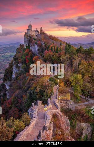 San Marino, Repubblica di San Marino, Italia. Immagine del paesaggio aereo di San Marino, Italia al bellissimo tramonto autunnale. Foto Stock