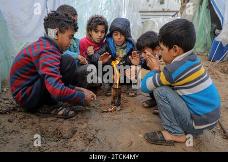 Khan Younis. 13 dicembre 2023. Bambini palestinesi sono visti in un rifugio temporaneo nella città meridionale di Khan Younis, nella Striscia di Gaza, 13 dicembre 2023. Secondo le Nazioni Unite (ONU), circa 1,9 milioni di persone a Gaza, ovvero il 85% della sua popolazione, sono state sfollate internamente, alcune delle quali sono state sfollate più volte. Crediti: Rizek Abdeljawad/Xinhua/Alamy Live News Foto Stock