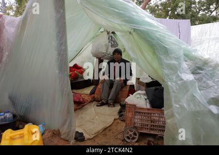 Khan Younis. 13 dicembre 2023. Un palestinese è visto in un rifugio temporaneo nella città meridionale di Khan Younis nella Striscia di Gaza, 13 dicembre 2023. Secondo le Nazioni Unite (ONU), circa 1,9 milioni di persone a Gaza, ovvero il 85% della sua popolazione, sono state sfollate internamente, alcune delle quali sono state sfollate più volte. Crediti: Rizek Abdeljawad/Xinhua/Alamy Live News Foto Stock