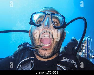 Kurioses Bild: Putzerfisch reinigt Taucher die Zähne, Putzsymbiose, Unterwasser-foto, Tauchplatz Blue Hole, Dahab, golf von Akaba, Rotes Meer, Sinai, Ägypten ** pesci curiosi puliscono i denti dei subacquei, puliscono la simbiosi, foto sott'acqua, sito di immersione Blue Hole, Dahab, Golfo di Aqaba, Mar Rosso, Sinai, Egitto Foto Stock