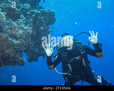 Taucher, Unterwasser-foto, Tauchplatz Blue Hole, Dahab, Golf von Akaba, Rotes Meer, Sinai, Ägypten *** subacqueo, foto subacquea, sito di immersione Blue Hole, Dahab, Golfo di Aqaba, Mar Rosso, Sinai, Egitto Foto Stock