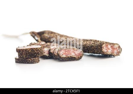 Salsiccia secca affumicata. Salsiccia a fette isolata su fondo bianco. Foto Stock
