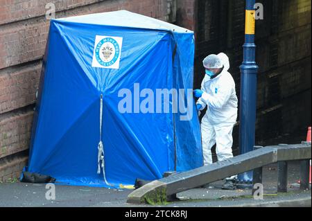 Holliday Street, Birmingham 13 dicembre 2023 - le strade vicine al centro di Birmingham rimangono sigillate per oltre 30 ore, in quanto un uomo rimane in ospedale in "gravi condizioni" dopo essere stato trovato "gravemente ferito" nel centro della città vicino alla striscia dei nightclub, Broad Street e l'ufficio del registro della città. La polizia ha partecipato per la prima volta alla scena alle 3:20 di martedì 12 dicembre e ha collocato un grande cordone che attraversa sia Holliday Street dove è stata eretta una tenda blu su un sentiero e gas Street che corre parallela sopra. Credito: Stop Press Media/Alamy Live News Foto Stock