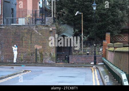 Gas Street, Birmingham 13 dicembre 2023 - le strade vicine al centro di Birmingham rimangono chiuse per oltre 30 ore, in quanto un uomo rimane in ospedale in "gravi condizioni" dopo essere stato trovato "gravemente ferito" nel centro della città vicino alla striscia dei locali notturni, Broad Street e l'ufficio del registro della città. La polizia ha partecipato per la prima volta alla scena alle 3:20 di martedì 12 dicembre e ha collocato un grande cordone che attraversa sia Holliday Street dove è stata eretta una tenda blu su un sentiero e gas Street che corre parallela sopra. Credito: Stop Press Media/Alamy Live News Foto Stock