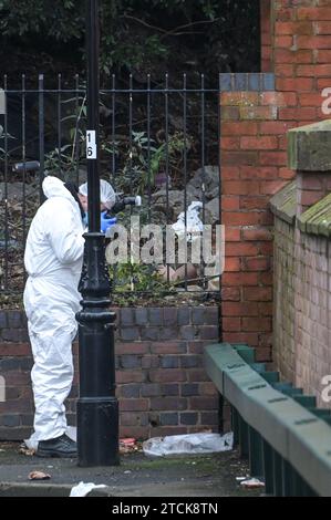 Gas Street, Birmingham 13 dicembre 2023 - le strade vicine al centro di Birmingham rimangono chiuse per oltre 30 ore, in quanto un uomo rimane in ospedale in "gravi condizioni" dopo essere stato trovato "gravemente ferito" nel centro della città vicino alla striscia dei locali notturni, Broad Street e l'ufficio del registro della città. La polizia ha partecipato per la prima volta alla scena alle 3:20 di martedì 12 dicembre e ha collocato un grande cordone che attraversa sia Holliday Street dove è stata eretta una tenda blu su un sentiero e gas Street che corre parallela sopra. Credito: Stop Press Media/Alamy Live News Foto Stock