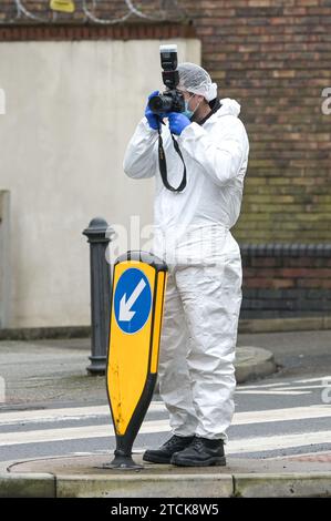 Holliday Street, Birmingham 13 dicembre 2023 - le strade vicine al centro di Birmingham rimangono sigillate per oltre 30 ore, in quanto un uomo rimane in ospedale in "gravi condizioni" dopo essere stato trovato "gravemente ferito" nel centro della città vicino alla striscia dei nightclub, Broad Street e l'ufficio del registro della città. La polizia ha partecipato per la prima volta alla scena alle 3:20 di martedì 12 dicembre e ha collocato un grande cordone che attraversa sia Holliday Street dove è stata eretta una tenda blu su un sentiero e gas Street che corre parallela sopra. Credito: Stop Press Media/Alamy Live News Foto Stock