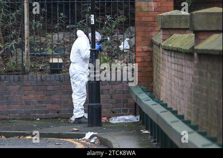 Gas Street, Birmingham 13 dicembre 2023 - le strade vicine al centro di Birmingham rimangono chiuse per oltre 30 ore, in quanto un uomo rimane in ospedale in "gravi condizioni" dopo essere stato trovato "gravemente ferito" nel centro della città vicino alla striscia dei locali notturni, Broad Street e l'ufficio del registro della città. La polizia ha partecipato per la prima volta alla scena alle 3:20 di martedì 12 dicembre e ha collocato un grande cordone che attraversa sia Holliday Street dove è stata eretta una tenda blu su un sentiero e gas Street che corre parallela sopra. Credito: Stop Press Media/Alamy Live News Foto Stock