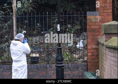 Gas Street, Birmingham 13 dicembre 2023 - le strade vicine al centro di Birmingham rimangono chiuse per oltre 30 ore, in quanto un uomo rimane in ospedale in "gravi condizioni" dopo essere stato trovato "gravemente ferito" nel centro della città vicino alla striscia dei locali notturni, Broad Street e l'ufficio del registro della città. La polizia ha partecipato per la prima volta alla scena alle 3:20 di martedì 12 dicembre e ha collocato un grande cordone che attraversa sia Holliday Street dove è stata eretta una tenda blu su un sentiero e gas Street che corre parallela sopra. Credito: Stop Press Media/Alamy Live News Foto Stock