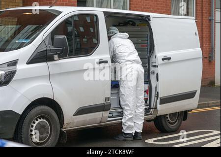 Gas Street, Birmingham 13 dicembre 2023 - le strade vicine al centro di Birmingham rimangono chiuse per oltre 30 ore, in quanto un uomo rimane in ospedale in "gravi condizioni" dopo essere stato trovato "gravemente ferito" nel centro della città vicino alla striscia dei locali notturni, Broad Street e l'ufficio del registro della città. La polizia ha partecipato per la prima volta alla scena alle 3:20 di martedì 12 dicembre e ha collocato un grande cordone che attraversa sia Holliday Street dove è stata eretta una tenda blu su un sentiero e gas Street che corre parallela sopra. Credito: Stop Press Media/Alamy Live News Foto Stock