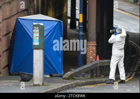 Holliday Street, Birmingham 13 dicembre 2023 - le strade vicine al centro di Birmingham rimangono sigillate per oltre 30 ore, in quanto un uomo rimane in ospedale in "gravi condizioni" dopo essere stato trovato "gravemente ferito" nel centro della città vicino alla striscia dei nightclub, Broad Street e l'ufficio del registro della città. La polizia ha partecipato per la prima volta alla scena alle 3:20 di martedì 12 dicembre e ha collocato un grande cordone che attraversa sia Holliday Street dove è stata eretta una tenda blu su un sentiero e gas Street che corre parallela sopra. Credito: Stop Press Media/Alamy Live News Foto Stock