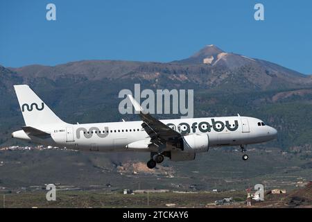 Tenerife, Spagna 9 dicembre 2023. Airbus A320-271N Marabu Airlines vola nel cielo blu. Atterraggio all'aeroporto di Tenerife. Il vulcano El Teide sullo sfondo Foto Stock