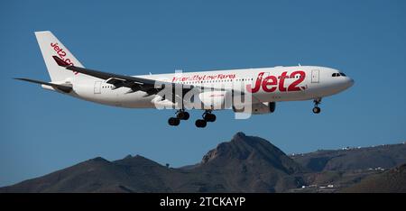 Tenerife, Spagna 9 dicembre 2023. Airbus A330-243 Jet2 Airlines vola nel cielo blu. Atterraggio all'aeroporto di Tenerife Foto Stock