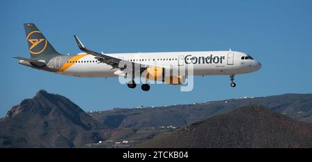 Tenerife, Spagna 9 dicembre 2023. Airbus A321-211 Condor Airlines vola nel cielo blu. Atterraggio all'aeroporto di Tenerife Foto Stock