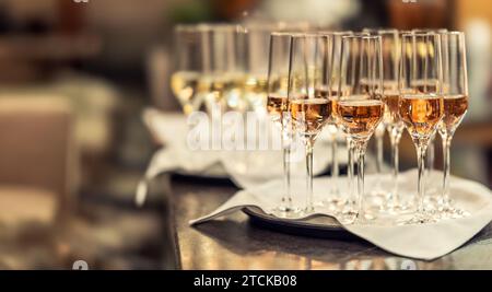 Bicchieri di champagne o prosecco preparati per gli ospiti al banco del bar dell'hotel come drink di benvenuto. Foto Stock