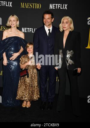 LOS ANGELES, CALIFORNIA - 12 DICEMBRE: (L-R) Carey Mulligan, Lea De Seine Shayk Cooper, Bradley Cooper e Lady Gaga partecipano al "Maestro" Los an di Netflix Foto Stock
