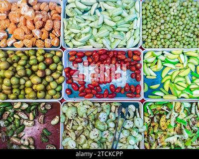 Vista dall'alto di frutta assortita e frutta sottaceto su vassoi in vendita nel mercato di strada. Il concetto di cibo sano include frutta ad alta vitamina, frutta fresca, Tha Foto Stock